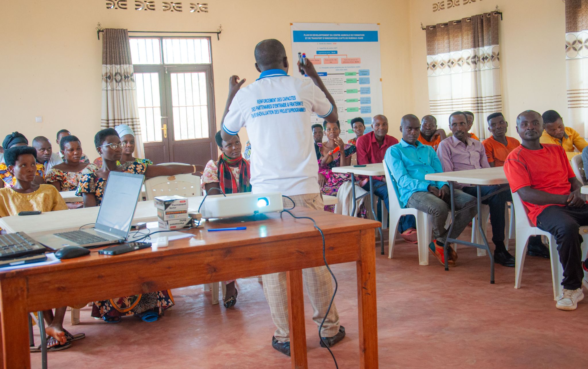 Le Secrétaire Général de l’OAP asbl, Ernest Niyonzima, prononce son discours d’ouverture lors de la 11ᵉ édition de la formation en agroécologie et auto-promotion au Centre de Rubingo.