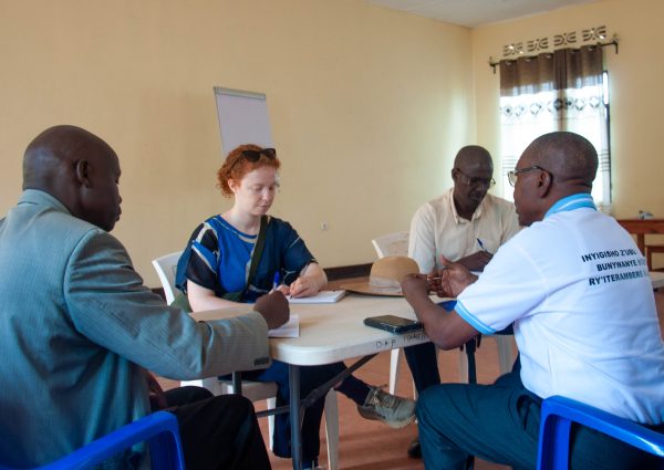 Au Centre de Rubingo, une représentante de l’Ambassade du Royaume de Belgique au Burundi découvre l’impact des financements belges