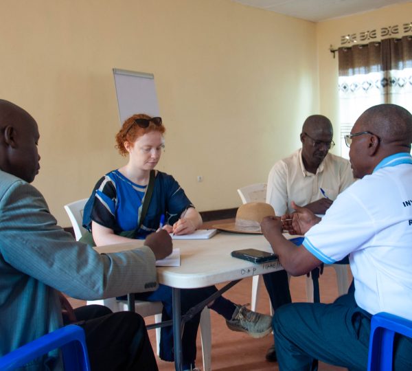 Au Centre de Rubingo, une représentante de l’Ambassade du Royaume de Belgique au Burundi découvre l’impact des financements belges